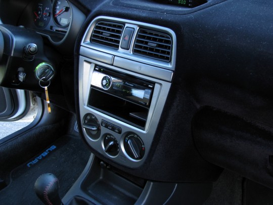 Subaru_Impreza_GX_MY_2003_interior_dashboard_console_picture.jpg